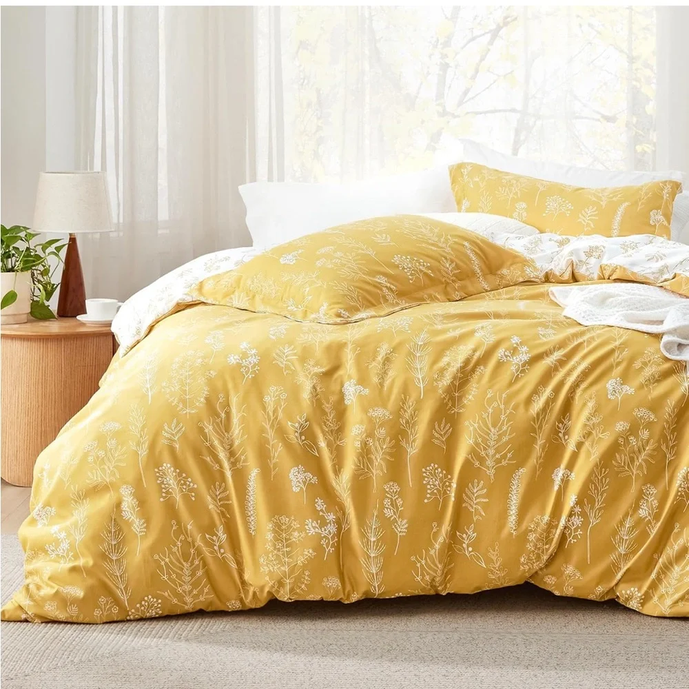 NWOT Twin XL Comforter & Pillow Sham (1) Yellow-Gold Print